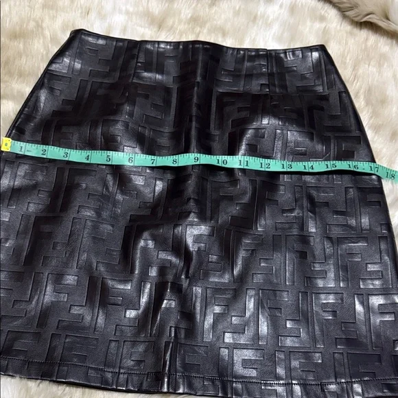 Chic Black Textured Pencil Skirt - Picture 2 of 5